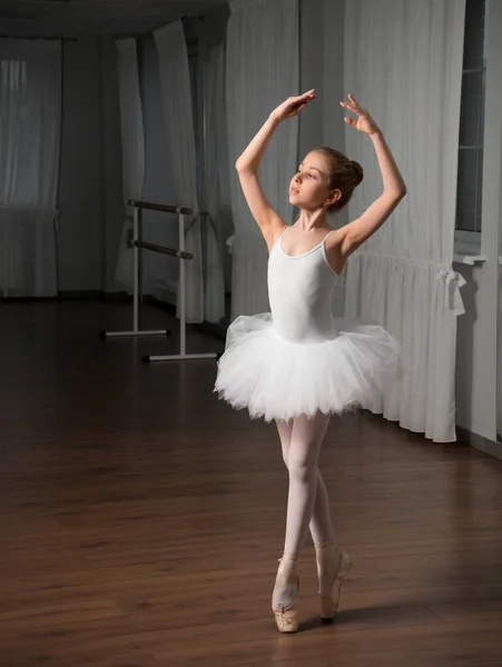 Kleines Mädchen Klassische Balletttänzerin Studio — Stockfoto