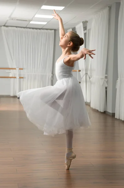 Liten Flicka Klassisk Balett Dansare Studio — Stockfoto