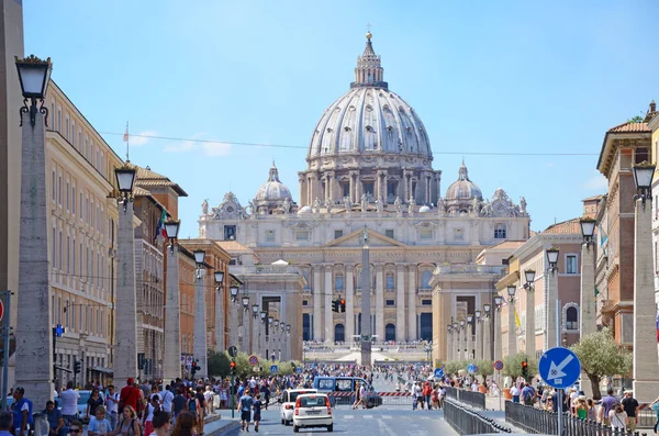 Szent Péter Bazilika a Via della Conciliazione-ról. Róma, Olaszország. — Stock Fotó