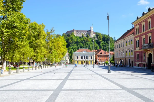 Academia Philarmonic op het congresplein en het oude kasteel Ljubljana Slovenië — Stockfoto