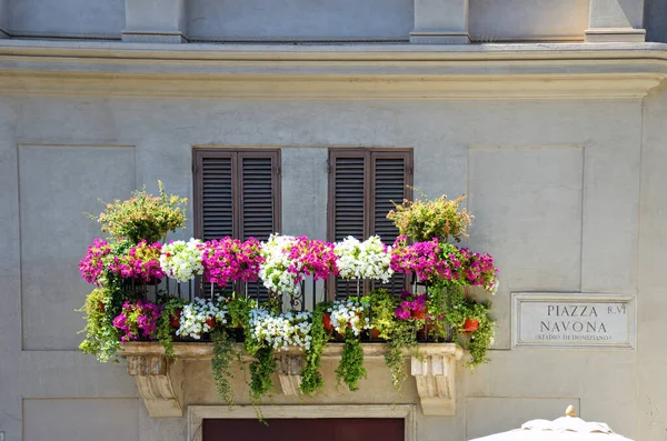 Un balcone con fiori multicolori — Foto Stock