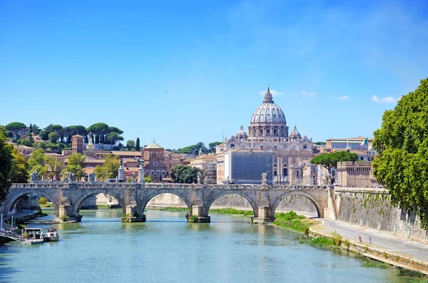 Vatikan 'daki Aziz Peters Bazilikası ve Roma' daki Tiber Nehri — Stok fotoğraf