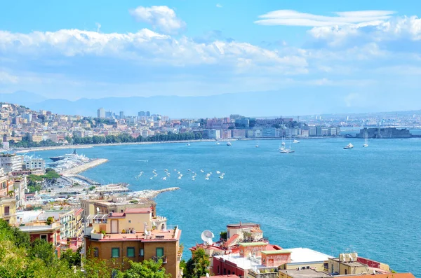 Napoli Napels en berg Vesuvius op de achtergrond op een zomerse dag. — Stockfoto