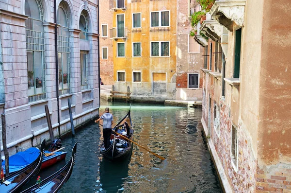 Гондолы на канале в Венеции — стоковое фото