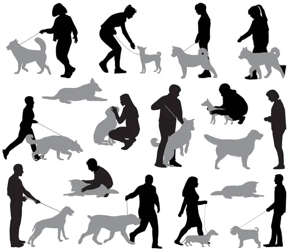 Farklı pozisyonlar ve durumlar köpeklerle insanların siluetleri
