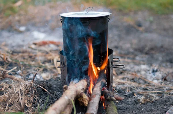 Cooking over open fire at campsite — Stock Photo, Image