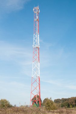 Mavi gökyüzündeki haberleşme kulesi