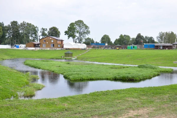 Dorf und Teich — Stockfoto