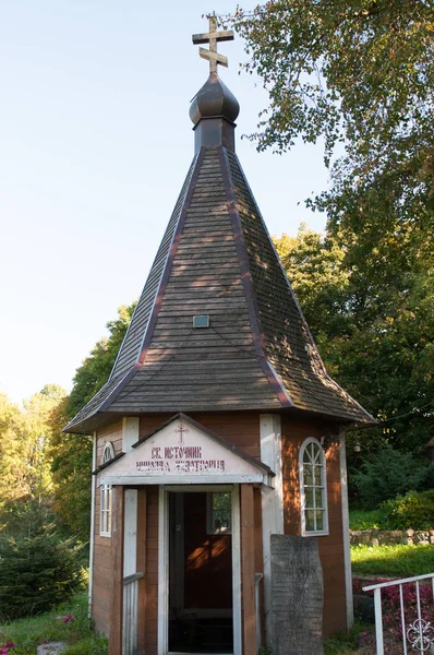 Iglesia rusa en el parque —  Fotos de Stock