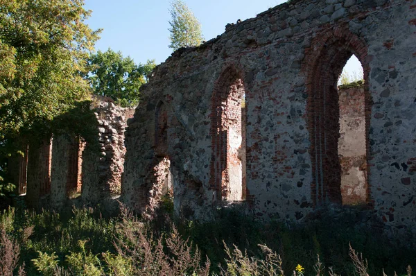 Las ruinas de una antigua iglesia —  Fotos de Stock