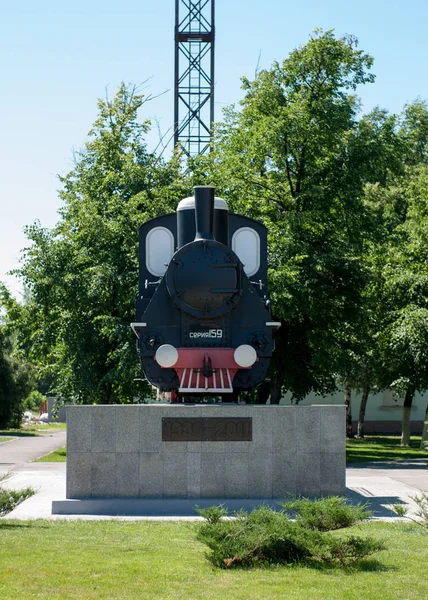 Locomotief monument zomerdag — Stockfoto