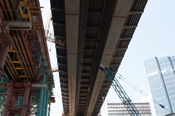 Metallkonstruktionen der Brücke — Stockfoto