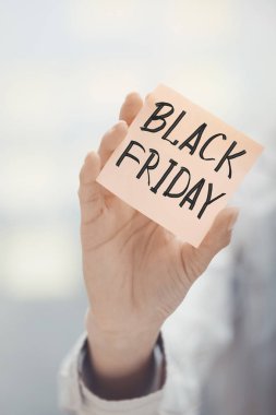 Yapışkanlı not Black Friday metin tutan kadın