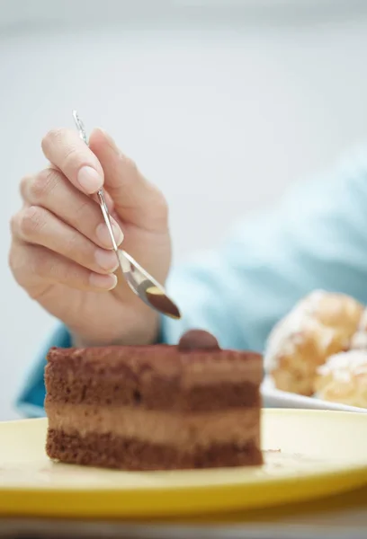 Kvinna äter chokladtårta — Stockfoto