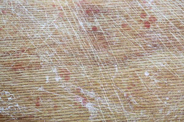 Царапанное дерево с пятнами крови — стоковое фото