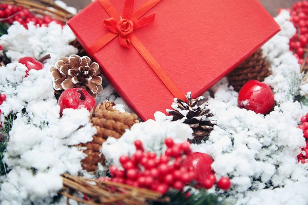 De gift van Kerstmis in een rood vak — Stockfoto