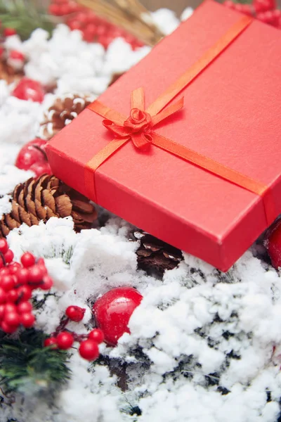 Noel hediyesi Kırmızı bir kutu içinde — Stok fotoğraf