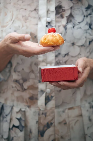 Pasta ve kırmızı kutu tutan kadın — Stok fotoğraf