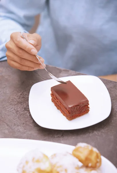 Mulher comer bolo de chocolate — Fotografia de Stock