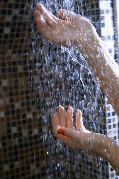 Las manos de la mujer en la ducha — Foto de Stock