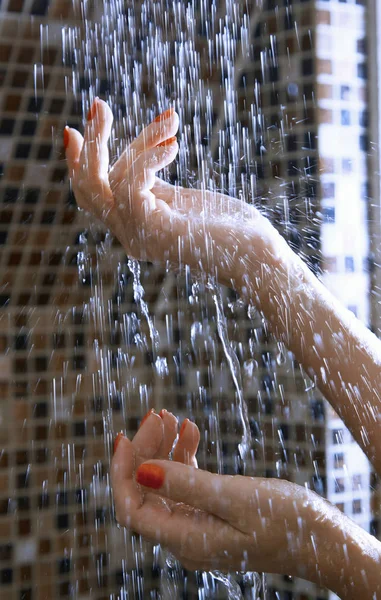 Las manos de la mujer en la ducha — Foto de Stock