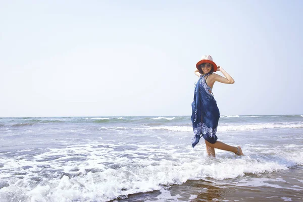 Woman at Atlantic ocean — Stock Photo, Image