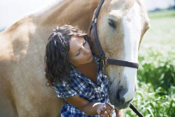 女性とパドックで一緒に馬 — ストック写真