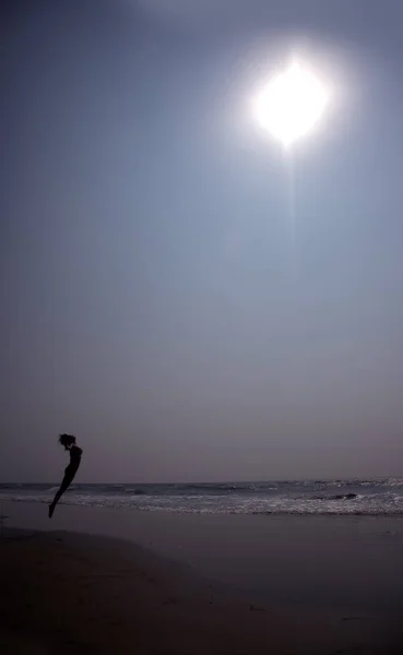 여름 해변에서 점프 여자의 실루엣. 예술적 열 — 스톡 사진