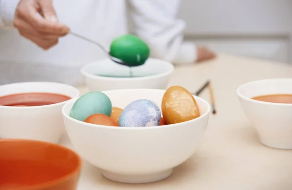 Mujer preparando huevos de Pascua —  Fotos de Stock