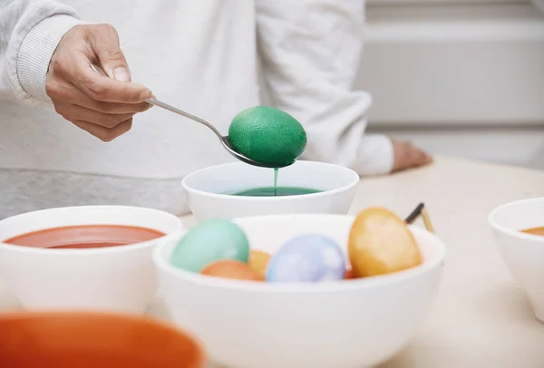 Kvinna som förbereder påsk ägg — Stockfoto