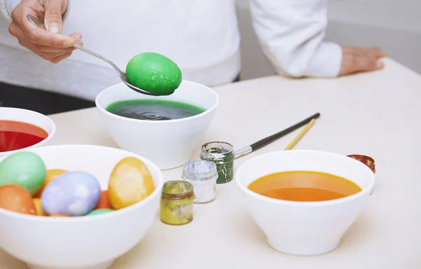 Mujer preparando huevos de Pascua —  Fotos de Stock