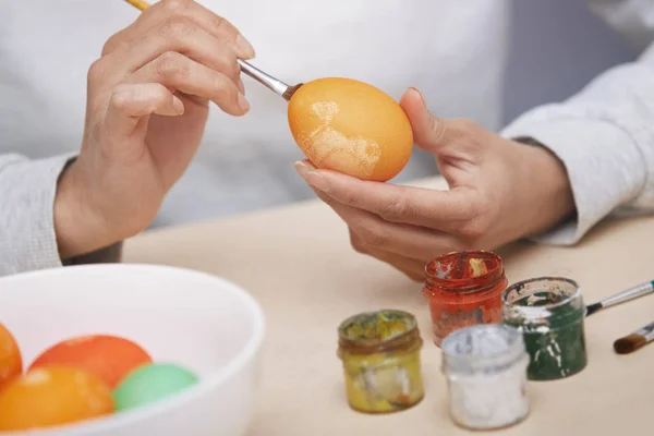 Mujer preparando huevos de Pascua —  Fotos de Stock