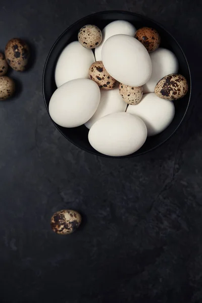 Vaktel och kyckling ägg på ett bord — Stockfoto