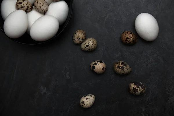 Quail and chicken eggs on a table — Stock Photo, Image