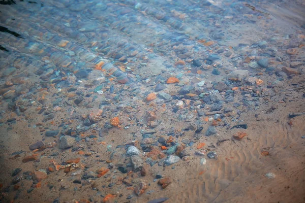 Podwodne kamyki w wodzie. Close-up photo — Zdjęcie stockowe