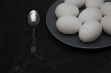 bir tabakta tavuk yumurtası