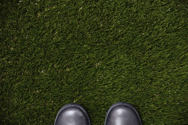 Laarzen op een gras — Stockfoto