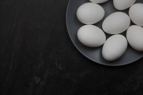 Huevos de pollo en un plato —  Fotos de Stock