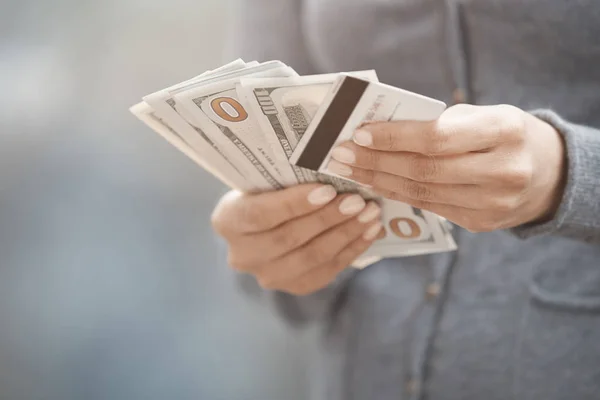 Vrouw met contant geld en creditcard — Stockfoto