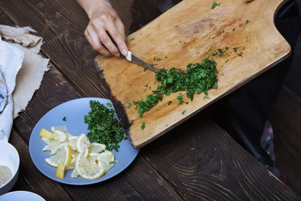 Женщина режет кулинарные растения и овощи — стоковое фото
