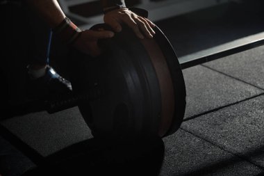 Adam halter fitness kulübünde hazırlanıyor