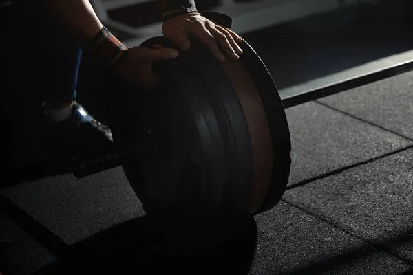 Man voorbereiding barbell bij fitnessclub — Stockfoto