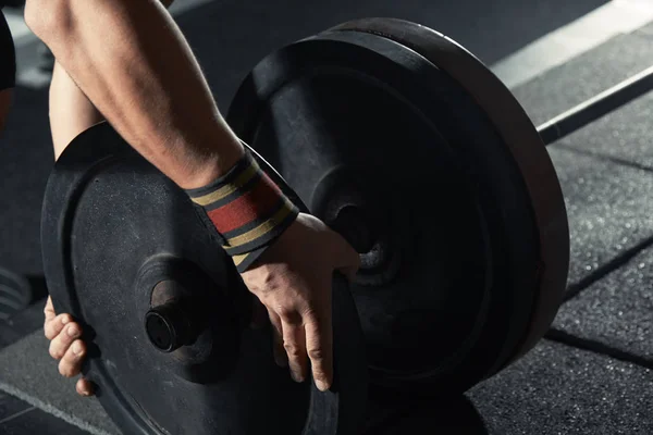 Man voorbereiding barbell bij fitnessclub — Stockfoto