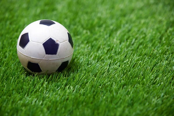 Bola de futebol em uma grama — Fotografia de Stock