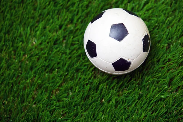 Bola de futebol em uma grama — Fotografia de Stock