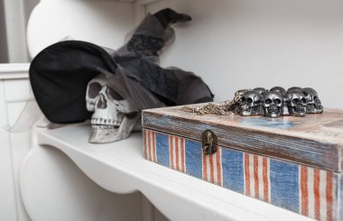 İnsan kafatası beyaz bir dolap. Halloween Tema