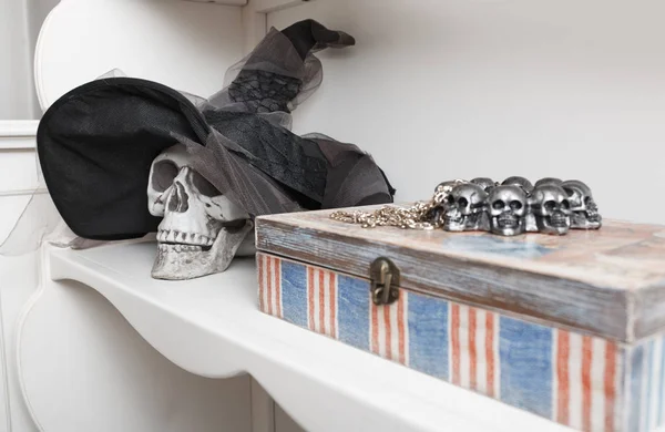 Crânio humano num armário branco. Tema de Halloween — Fotografia de Stock