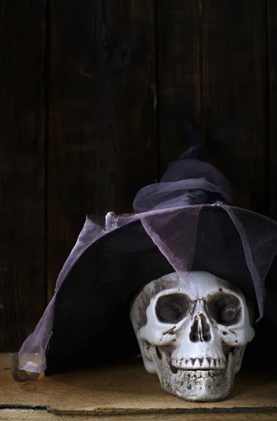 魔術師の帽子と人間の頭蓋骨 — ストック写真
