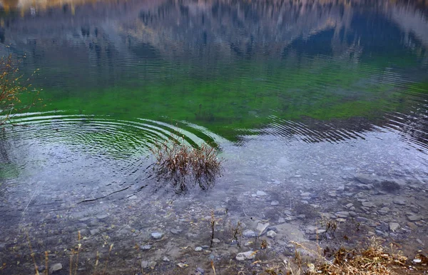 Increspature sull'acqua nel lago di montagna — Foto Stock