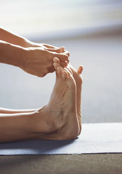 Man doet yoga, stretching oefening — Stockfoto